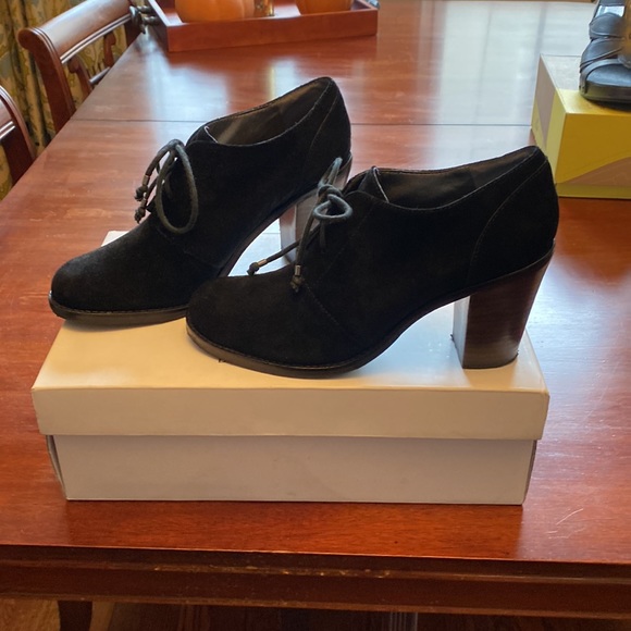 EUC: Banana Republic black suede ankle booties. Size 8.5. - Picture 5 of 14